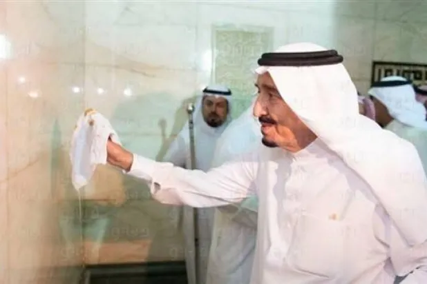 من الهجرة النبوية حتى عهد الملك سلمان… كيف تطورت مراسم غسل الكعبة في 1440 عاماً؟