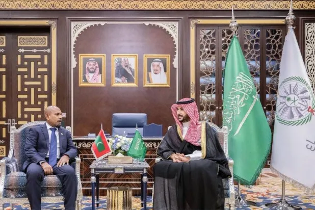 وزير الدفاع السعودي يبحث مع نظيره المالديفي التعاون الدفاعي