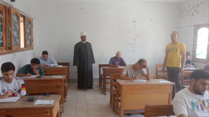 مدير عام منطقة الإسماعيلية الأزهرية يتفقد لجنة امتحانات الثانوية بمعهد آل نوح