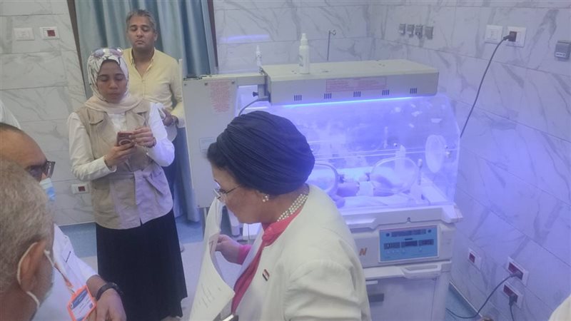 اتصال هاتفي بسيدة حامل وتفقد للحضانات، تفاصيل جولة نائب وزير الصحة بسوهاج