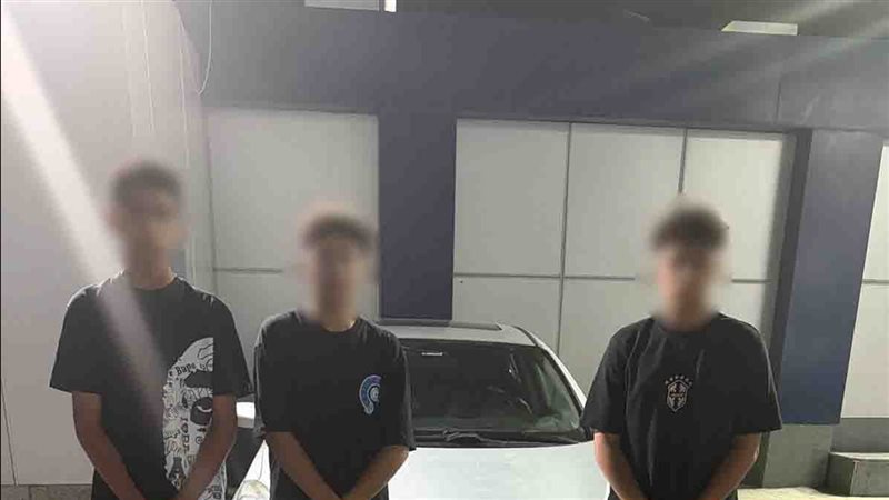 ضبط طالب يقود سيارة برعونة وبرفقته طالبان في وضع خطير أعلى النوافذ بالقاهرة