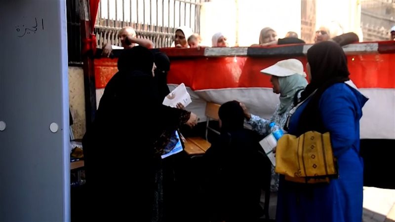 إغماء ولية أمر أمام لجنة الثانوية العامة..والأهالي يتدخلون لإسعافها (فيديو)