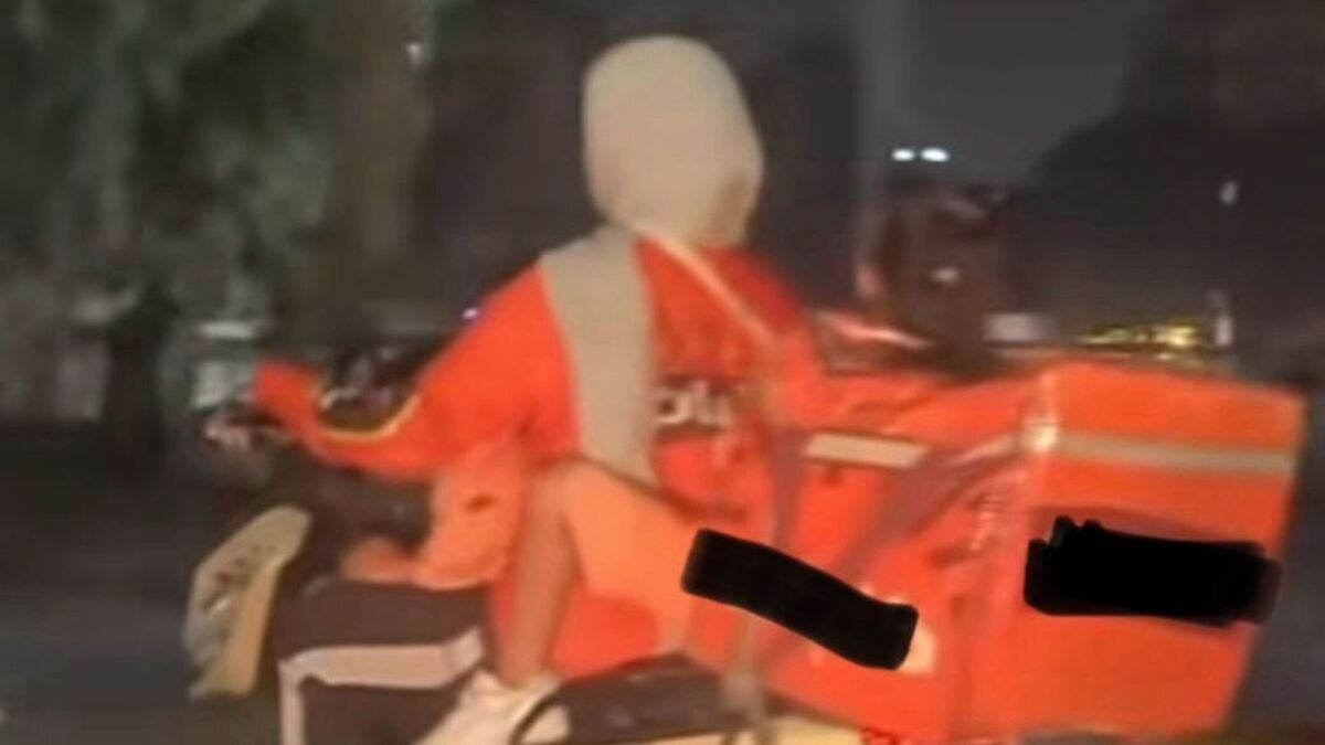 لإعالة بناتها.. سيدة “الدليفري” تشعل التواصل في مصر