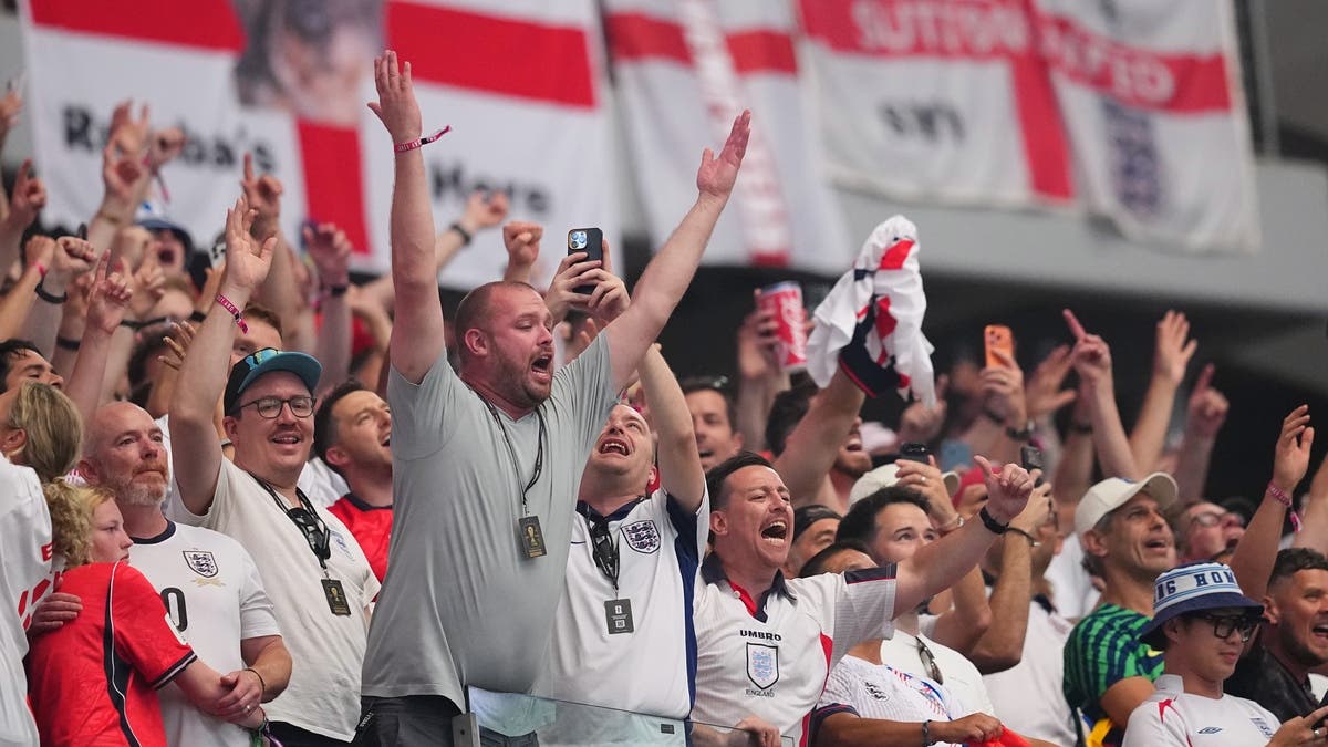 اعتقال 6 مشجعين خلال مباراة إنجلترا وكرواتيا في كأس العالم