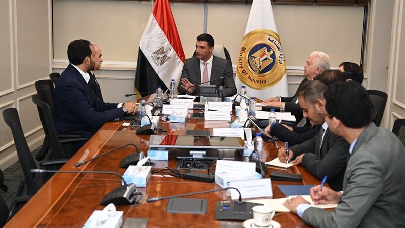 وزير الصناعة يبحث التوسع في استخدام الطاقة المتجددة بالقطاع