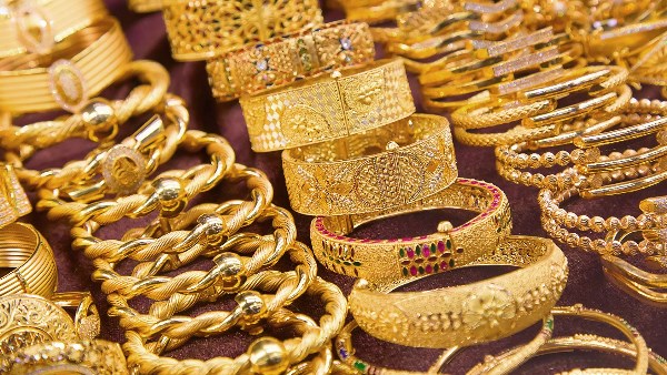 الذهب نازل .. مفاجأة بشأن سعر عيار 21 الأكثر شيوعا| اعرف التفاصيل