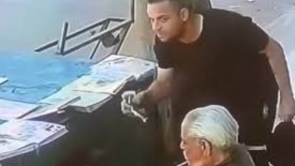 معرفكش يا شحات.. بائع الجرائد ضحية السرقة بحلوان باكيًا: بنتي متبرية مني