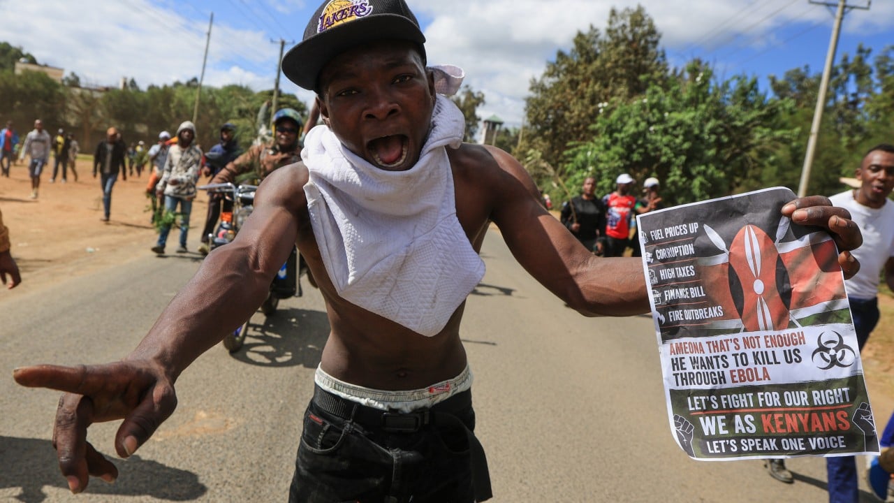 Young Kenyans protest Ebola quarantine centre for US citizens