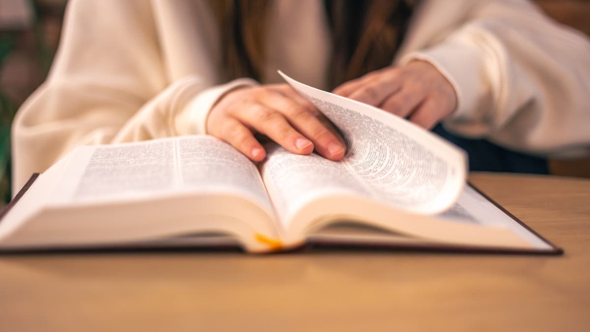 الدماغ يدمج قصص الكتب الورقية أسرع من الرقمية