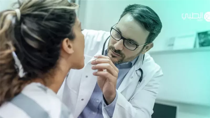 أعراض وأسباب حصوات اللوزتين وطرق العلاج