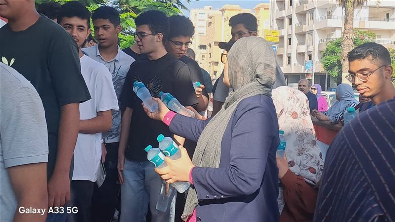 استقبال طلاب الثانوية العامة أمام لجان الفيوم بالورود والشيكولاتة