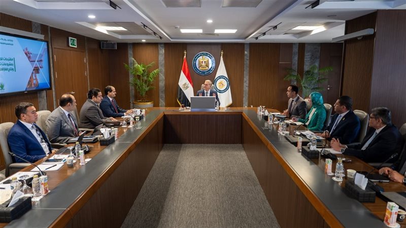 وزير البترول يتابع مع قيادات شركة إيجاس سير العمل والتحديات الحالية