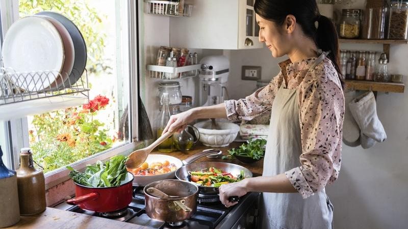 حيل ذكية تساعدك على تقليل حرارة المطبخ أثناء الطهي