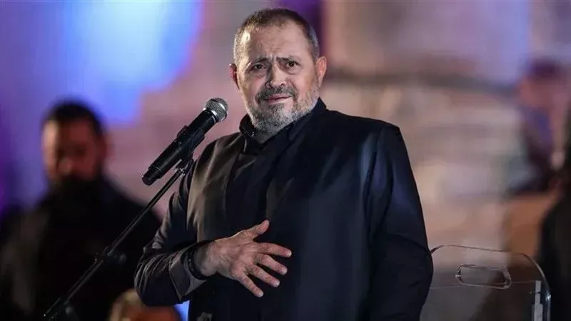 سلطان الطرب يخطف الأنظار بعد وصوله إلي تركيا لإحياء حفله الأول باسطنبول