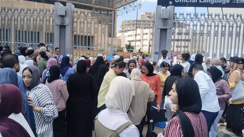 النحو لخبطنا والأسئلة فوق المتوقع، طلاب الثانوية بالإسكندرية يشتكون من امتحان العربي (فيديو)