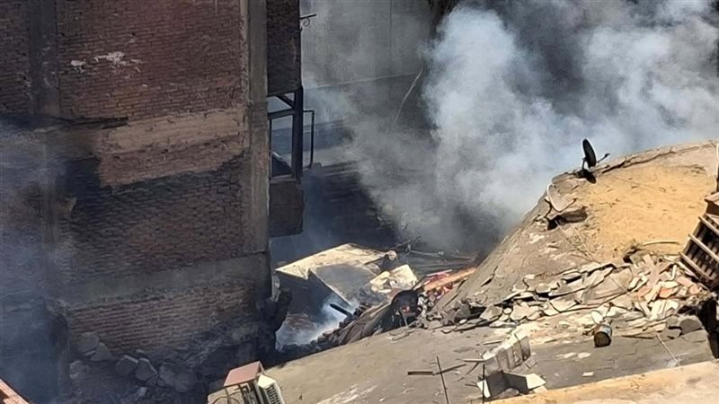 سكان العقار المتضرر من حريق ورشة نجارة منشأة ناصر: “بيوتنا اتخربت مين هيعوضنا”