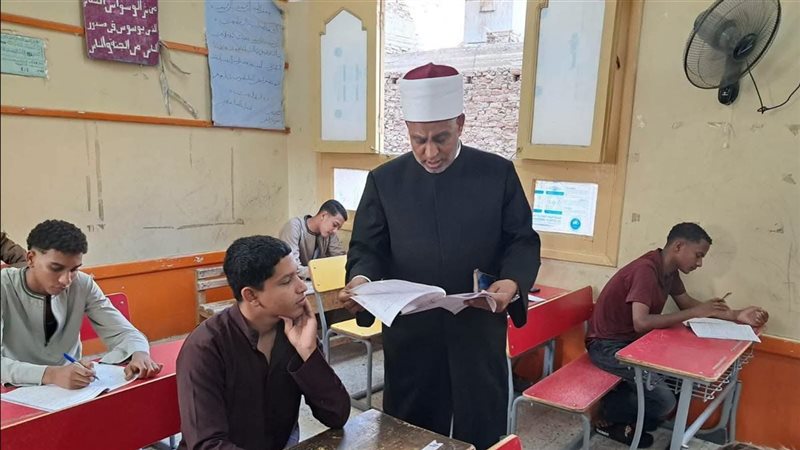 امتحانات الثانوية الأزهرية، نصائح ذهبية من رئيس القطاع للطلاب من داخل لجان قنا