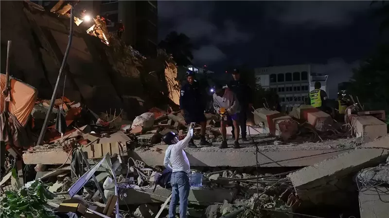 مبنى من 16 طابقا سوي بالأرض، مشاهد صادمة من زلزال فنزويلا ورئيسة البلاد تعلن حالة الطوارئ (فيديو)