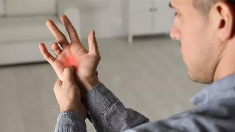 أعراض وأسباب إصبع الزناد وطرق العلاج