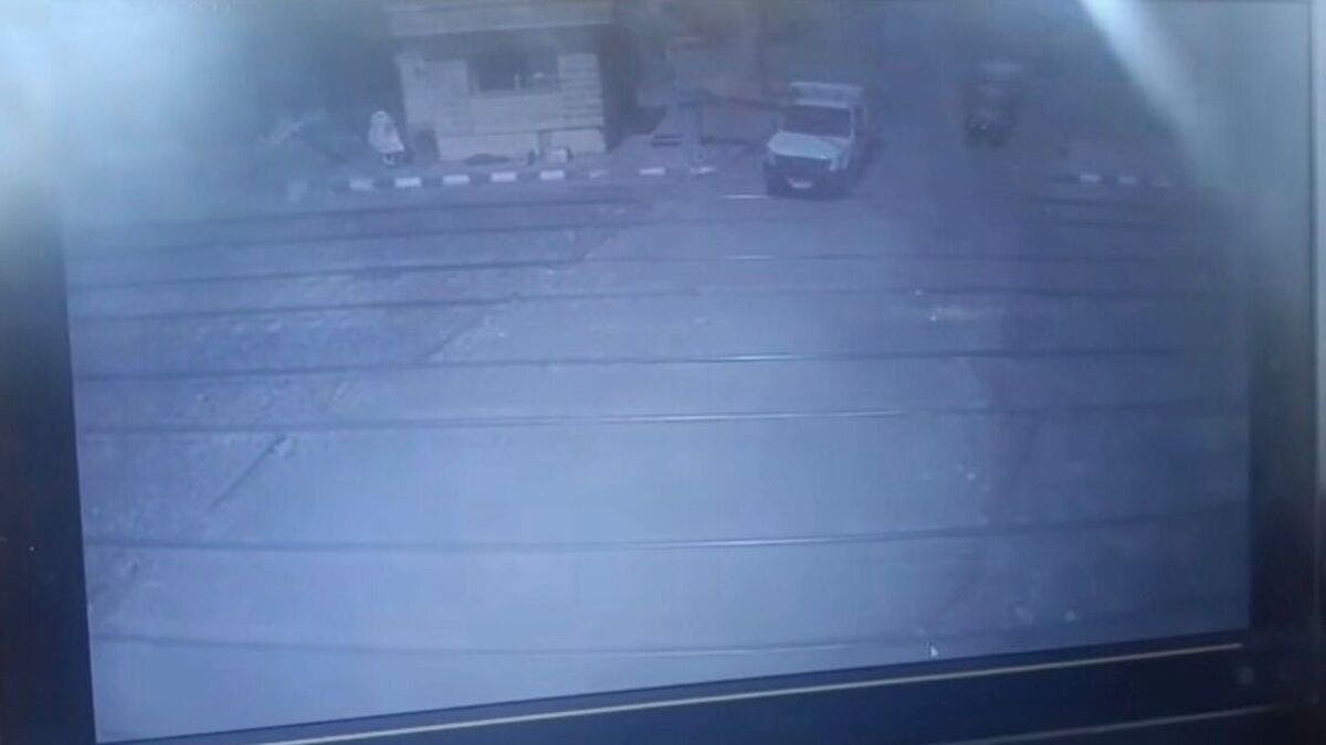 فيديو يوثق اصطدام قطار بسيارة نقل في مصر.. والسلطات تحذر