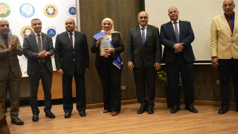 نائب وزير المالية يكرم الأمهات المثاليات والموظفين المتميزين ورواد العمل بالوزارة