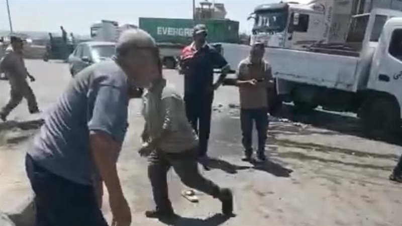 إصابة مدير إشغالات حي العجمي بـ”حجر” في وجهه أثناء حملة لإزالة عربة فول
