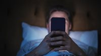 تصفح الهاتف قبل النوم يؤثر سلبًا على صحتك أكثر مما تتخيل