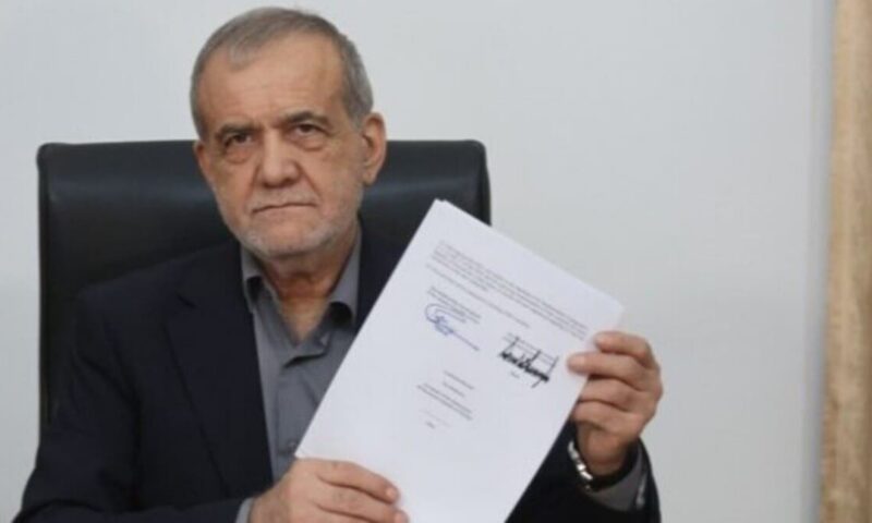 صورة لبزشكيان مع ورقة بتوقيع ترامب.. أشعلت عاصفة تعليقات