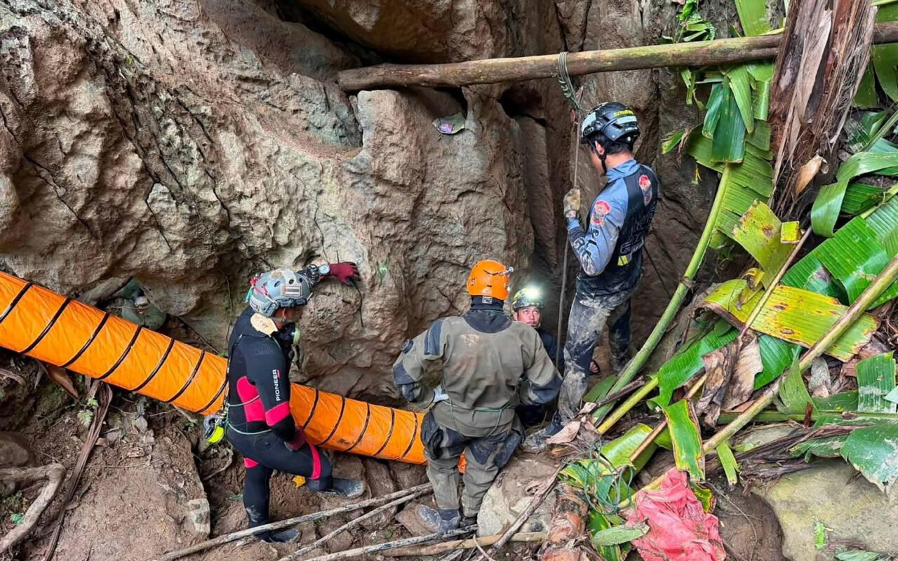 Rescuers race to save last two men trapped in Laos cave