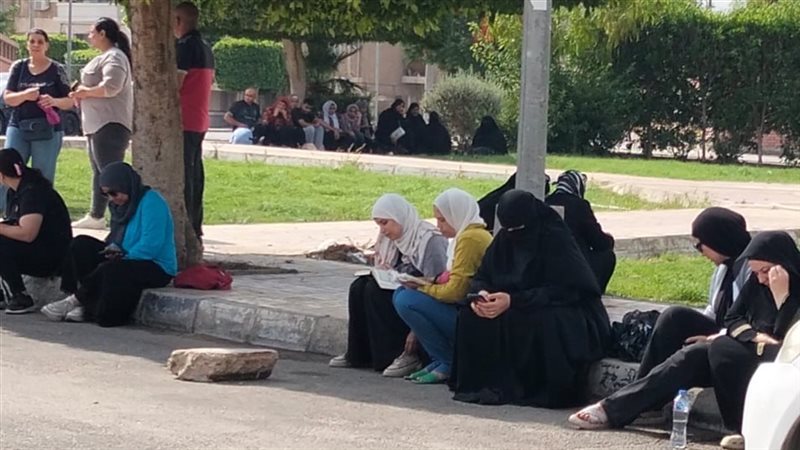 بالدعاء وقراءة القرآن، أولياء الأمور ينتظرون أبناءهم أمام لجان الثانوية العامة بالإسماعيلية (صور)