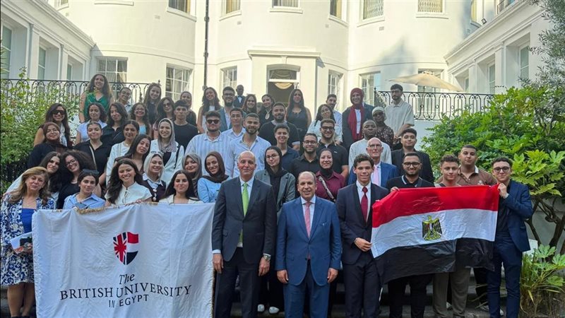 رئيس الجامعة البريطانية يلتقي سفير مصر بالمملكة المتحدة بمشاركة عدد من الطلاب