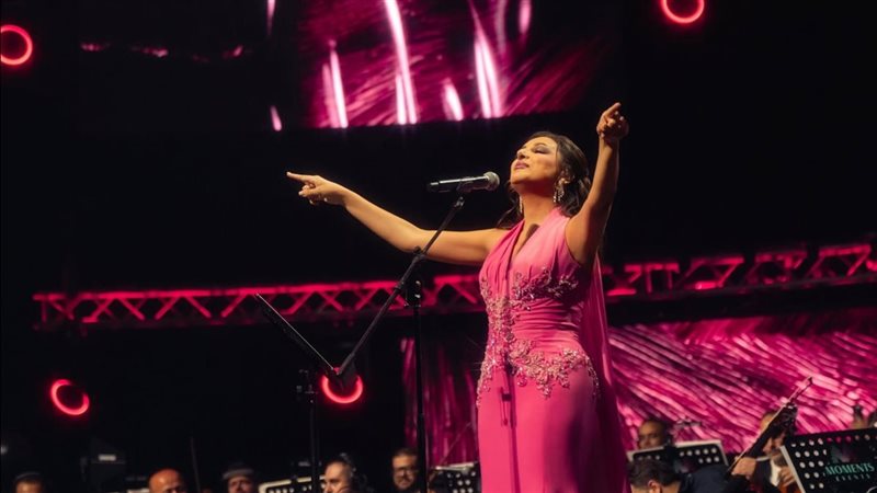 بالتصفيق والزغاريد، استقبال جنوني لأنغام في حفلها الحاشد بمدينة دبي (فيديو)