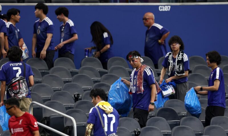 لماذا ينظف اليابانيون المدرجات؟ مدرب المنتخب يجيب