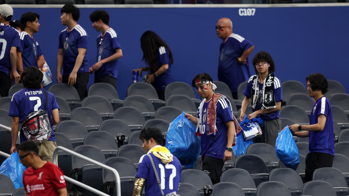 لماذا ينظف اليابانيون المدرجات؟ مدرب المنتخب يجيب