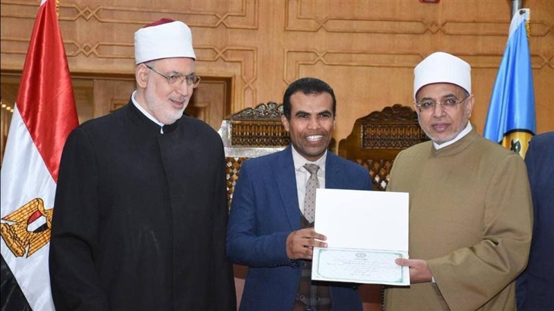 مجلس جامعة الأزهر يكرم الدكتور حسام شاكر مؤلف كتاب “التعريف برؤساء الجامعة”