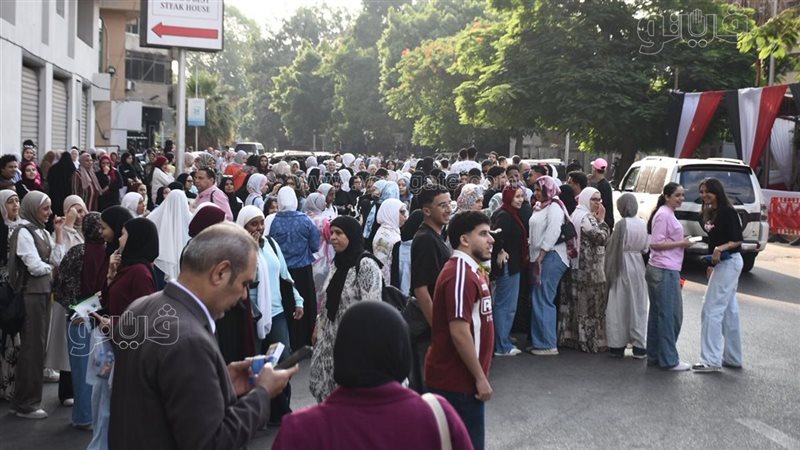 أول امتحان أساسي بالثانوية العامة يشعل الجدل.. شكاوى من أسئلة اللغة العربية وحالات طوارئ داخل اللجان.. الطلاب: النحو صعب والوقت ضيق.. وأولياء الأمور: ولادنا خرجوا بيعيطوا