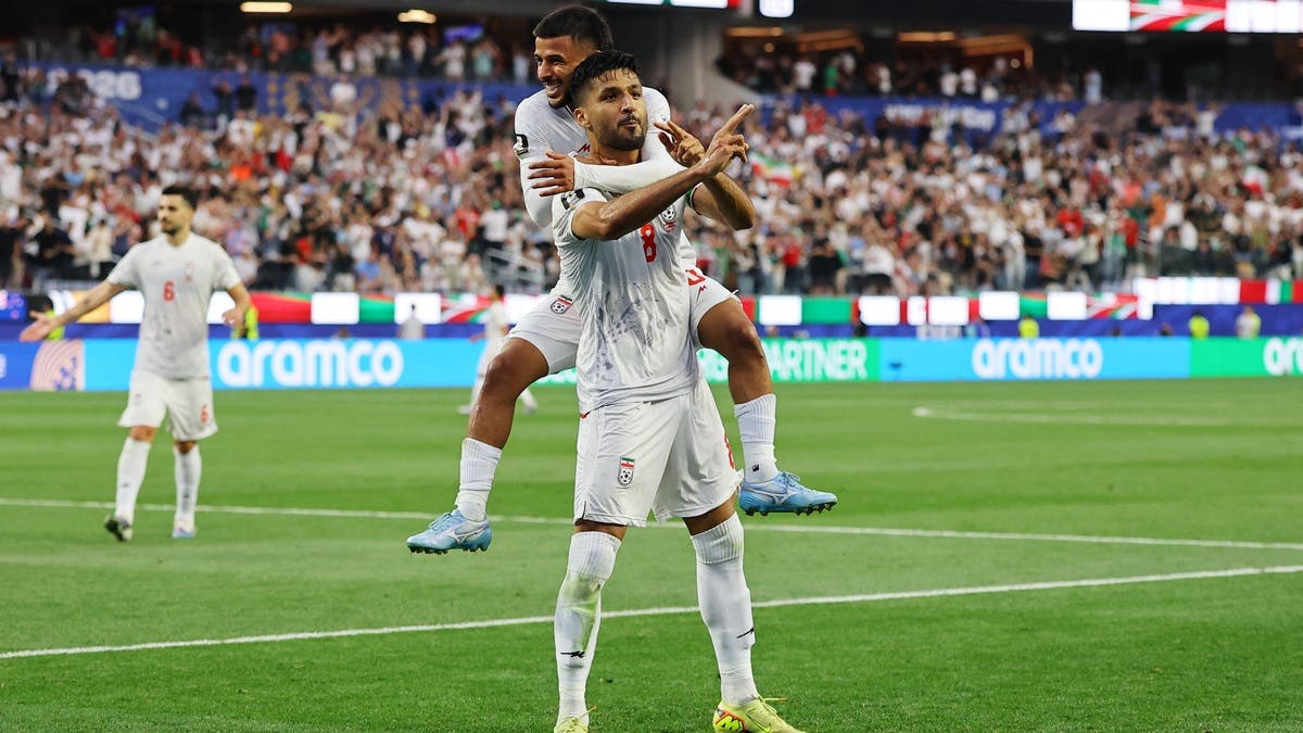 بـ “السلاح”.. احتفالية استفزازية للاعب إيران تفجر أزمة في أميركا