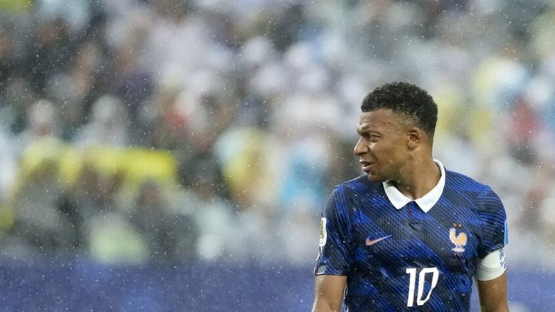 عادل رقم كلوزه ويطارد ميسي، مبابي يكتب التاريخ بعد ثنائية العراق في كأس العالم 2026