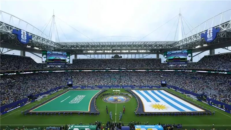 سر رفع العلم السعودي عن الأرض قبل مباراة أوروجواي في كأس العالم 2026 (فيديو)