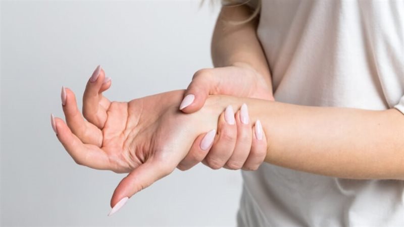 أسباب رعشة اليدين وطرق التعامل معها