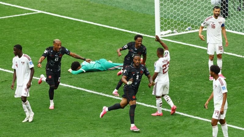 قطر بـ 10 لاعبين تتأخر أمام كندا 3-0 في شوط أول مثير بالمونديال