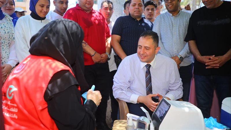 محافظ دمياط يتفقد قافلة الصحة في اليوم العالمي للتبرع بالدم