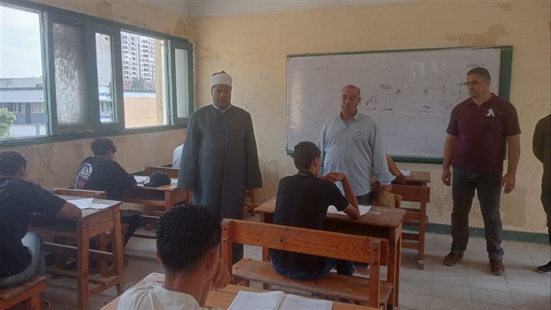 مدير المنطقة الأزهرية بالإسماعيلية يتابع امتحان الإحصاء للقسم الأدبي بالثانوية