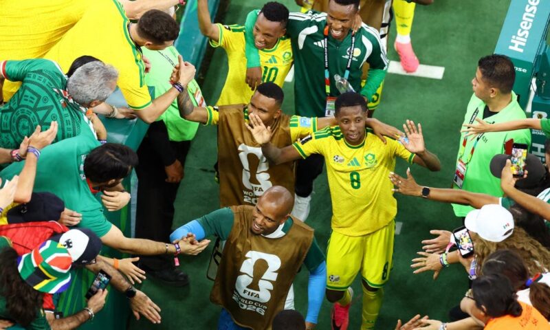 بملابس النوم.. جماهير جنوب أفريقيا تحتفل في الشوارع بالتأهل التاريخي