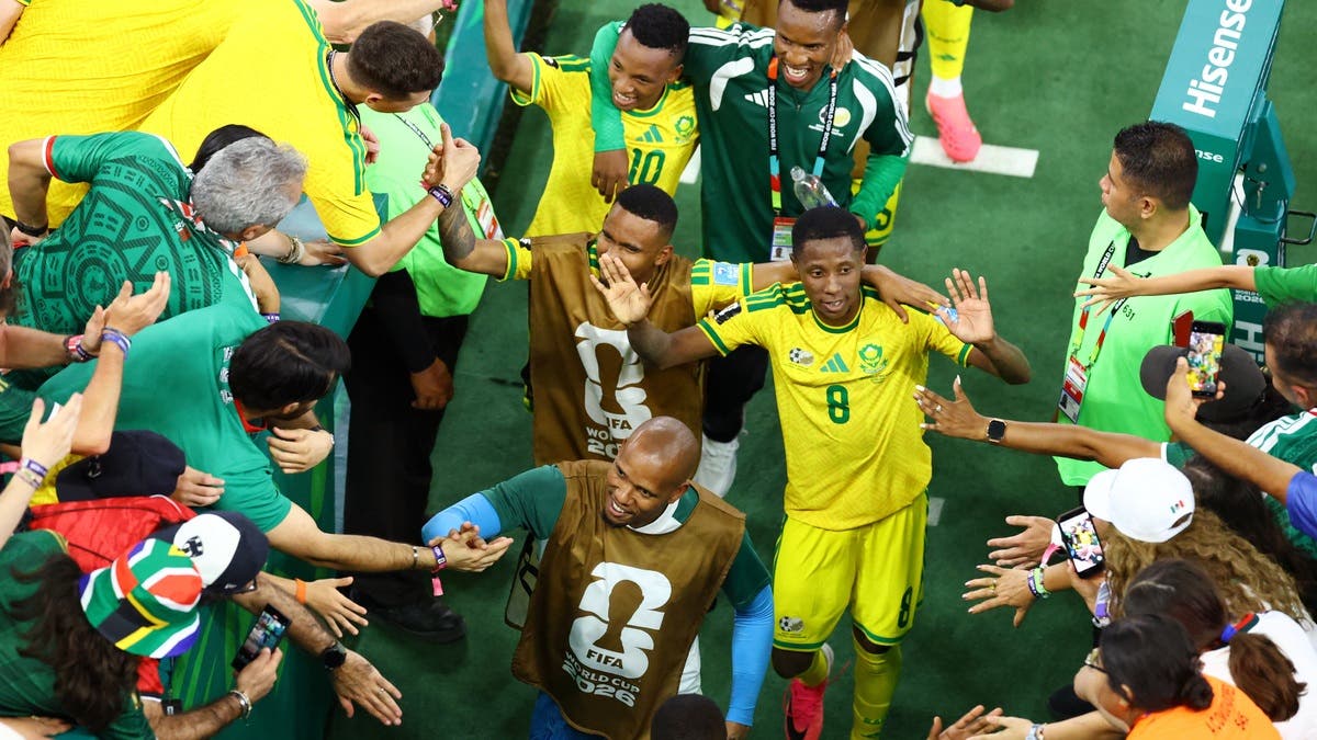 بملابس النوم.. جماهير جنوب أفريقيا تحتفل في الشوارع بالتأهل التاريخي