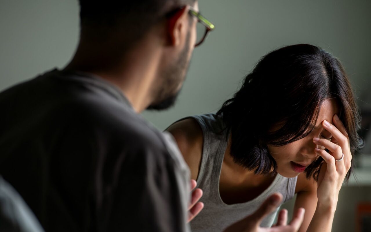 علاقة غير آمنة عاطفيًا.. هذه أبرز العلامات وطرق التعامل معها