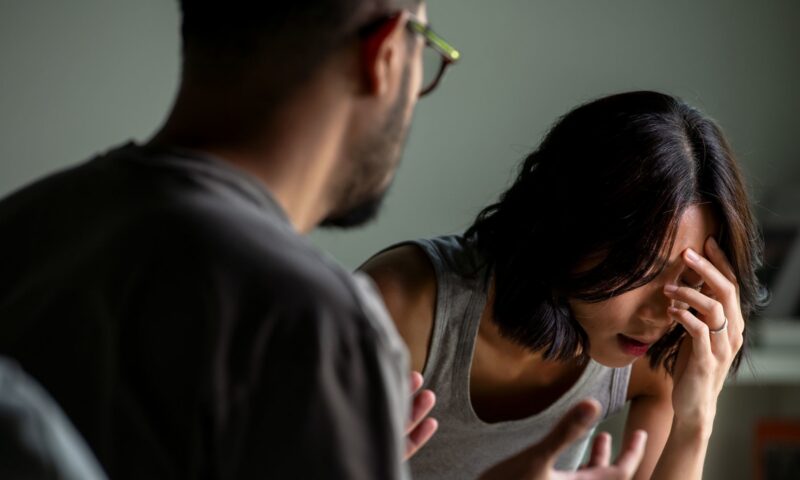 علاقة غير آمنة عاطفيًا.. هذه أبرز العلامات وطرق التعامل معها