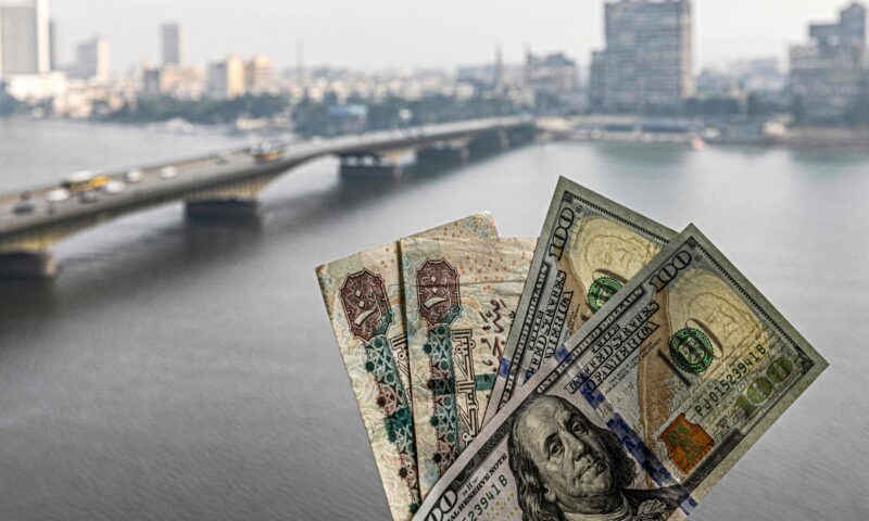 الجنيه المصري يرتفع أمام الدولار وسط تحسن تدفقات النقد الأجنبي.. ما تعليق الخبراء؟