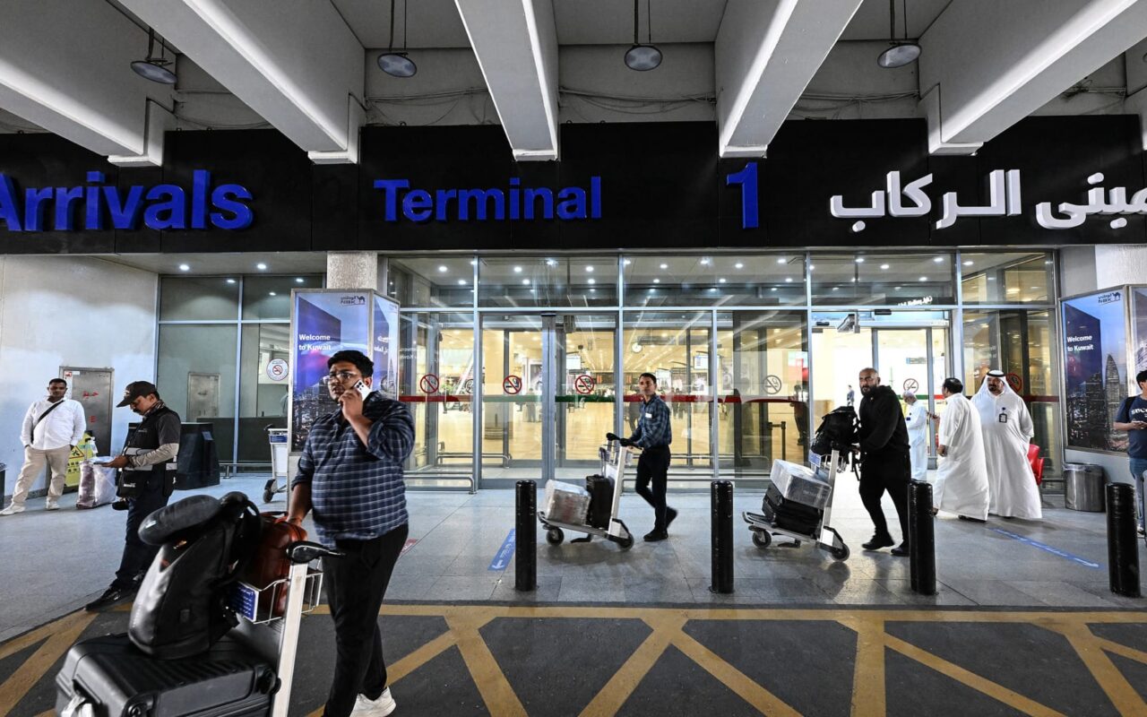 بعد استهداف مطارها الدولي بهجوم إيراني.. الكويت تعلن استئناف بعض الرحلات الجوية
