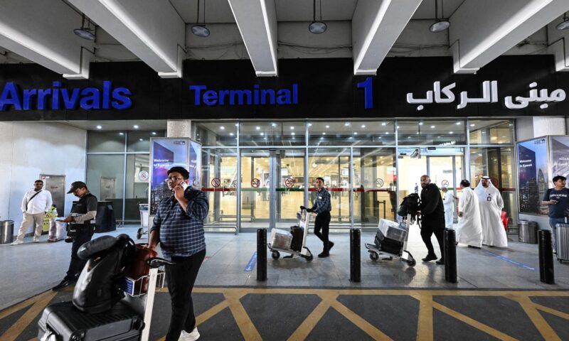 بعد استهداف مطارها الدولي بهجوم إيراني.. الكويت تعلن استئناف بعض الرحلات الجوية